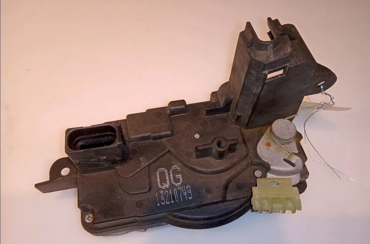 Serrure porte avd Opel ASTRA H GTC (A04) 1.9 cdti (l08) (2005-2010) occasion