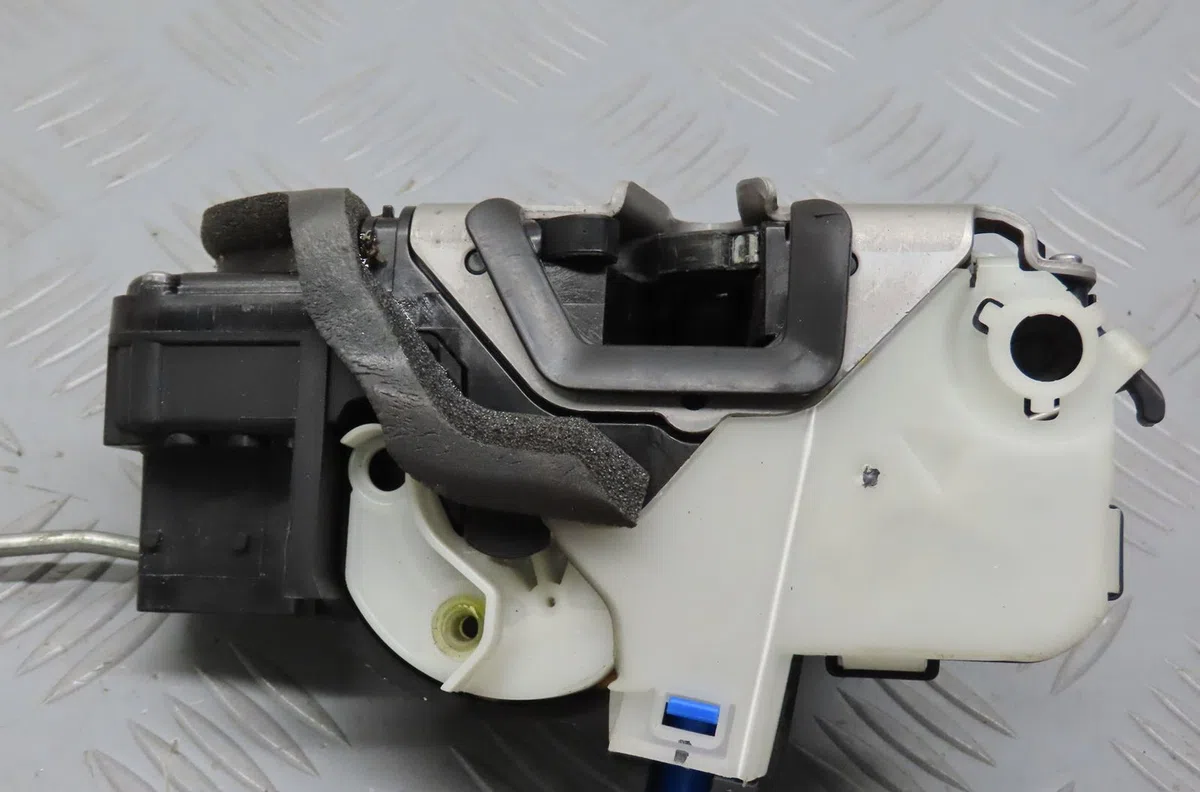 Serrure porte avd Opel ASTRA J (P10) 2.0 cdti (68) (2009-2015) occasion