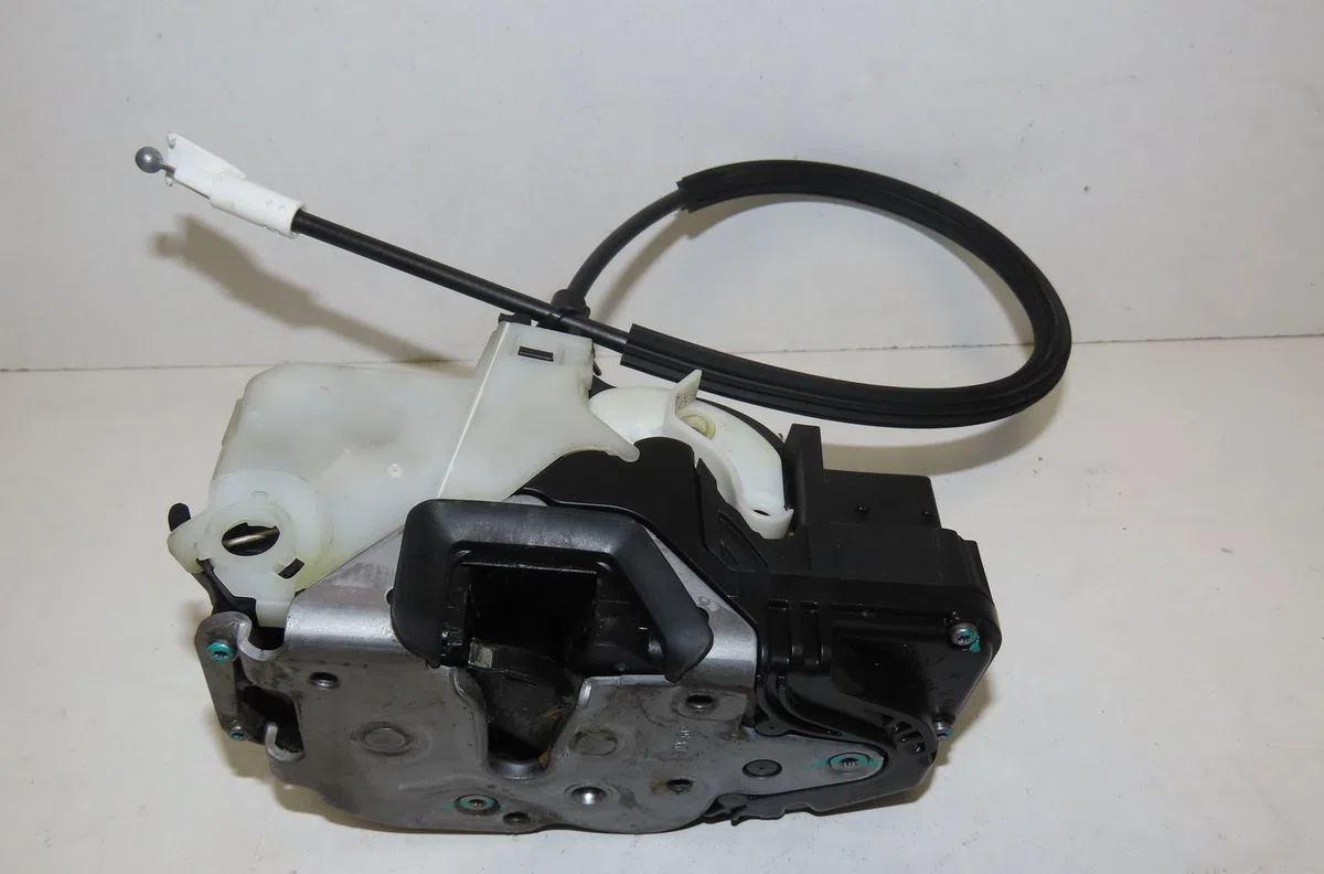 Serrure porte avd Opel INSIGNIA A Sports Tourer (G09) 2.0 cdti (35) (2008-2015) occasion
