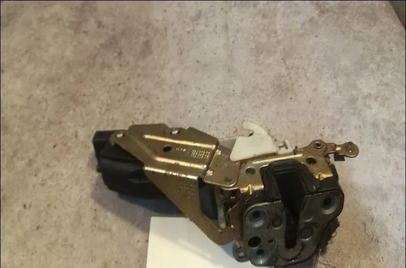 Serrure porte avd Opel VECTRA A 3-5 portes (J89) 1.7 td (f68, m68) (1990-1995) occasion