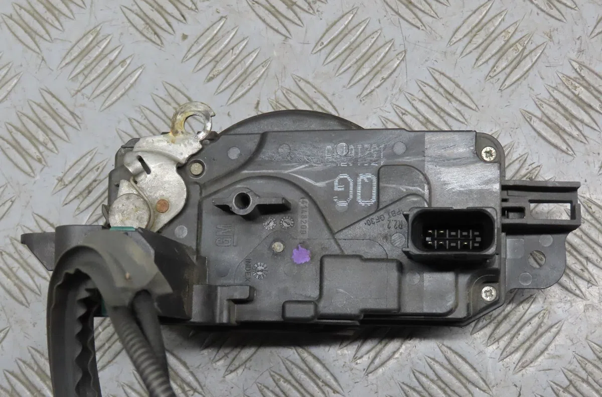 Serrure porte avd Opel ZAFIRA - ZAFIRA FAMILY B (A05) 1.9 cdti (m75) (2005-2015) occasion