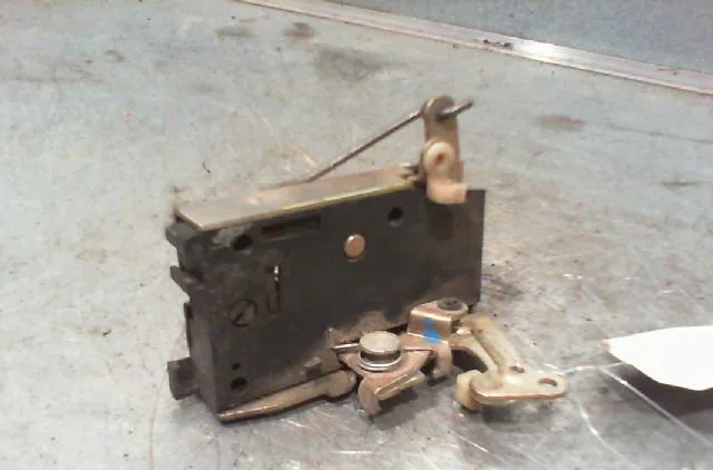 Serrure porte avd PEUGEOT 205 Phase 1 03-1983--07-1987 occasion
