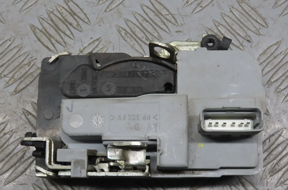 Serrure porte avd Peugeot 206 (2L_, 2M_) 1.4 i (2010-2013) occasion