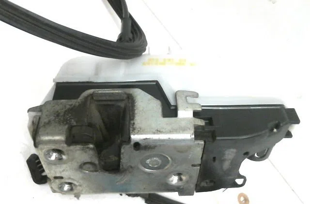 Serrure porte avd Peugeot 307 CC (3B) 2.0 hdi 135 (2005-2009) occasion