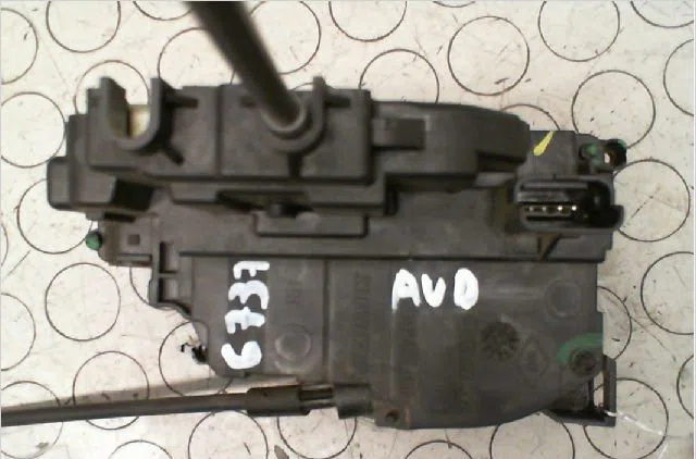 Serrure porte avd RENAULT CLIO III phase 1 ESTATE 01-2008--03-2009 1.5 DCI 85ch occasion