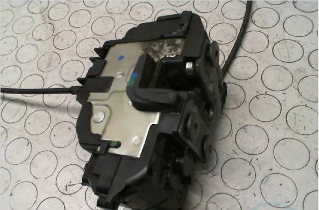 Serrure porte avd RENAULT CLIO III phase 1 ESTATE 01-2008--03-2009 1.5 DCI 85ch occasion