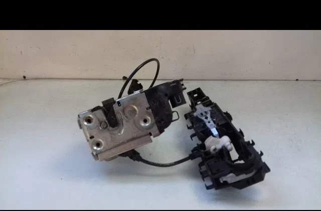 Serrure porte avd Renault MEGANE II Break (KM0-1_) 1.5 dci (km16, km1e) (2005-2008) occasion
