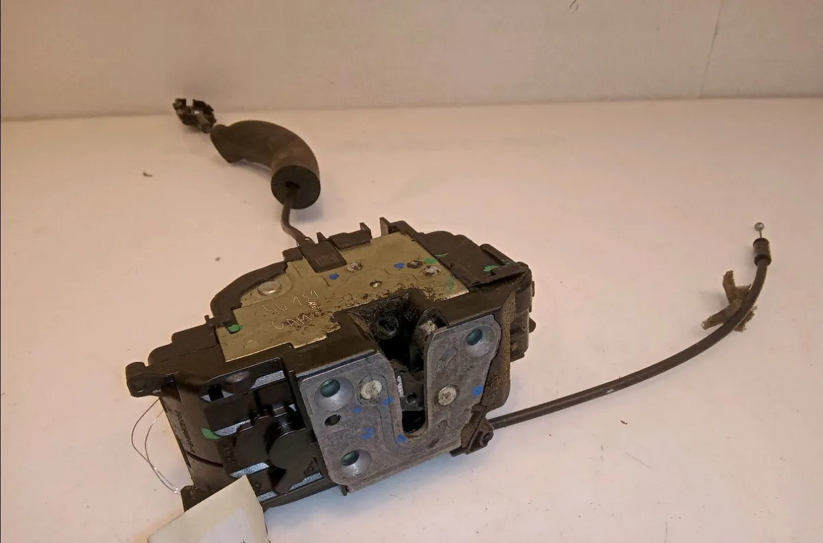 Serrure porte avd Renault MEGANE III 3-5 portes (BZ0-1_, B3_) 1.4 tce (bz0f, bz1v) (2009) occasion
