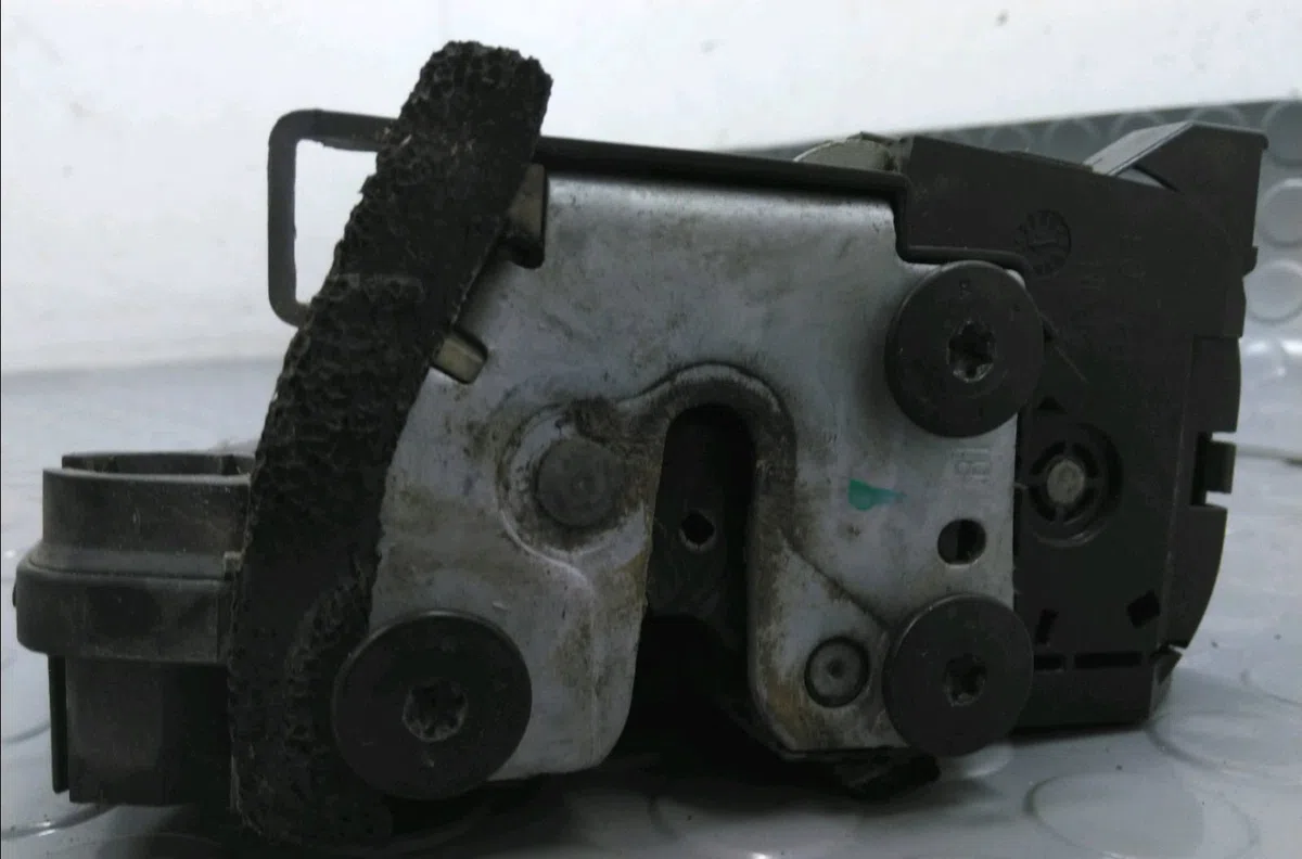 Serrure porte avd Renault MEGANE III 3-5 portes (BZ0-1_, B3_) 1.5 dci (bz09, bz0d, bz1w, bz29, bz14) (2009) 5 portes occ