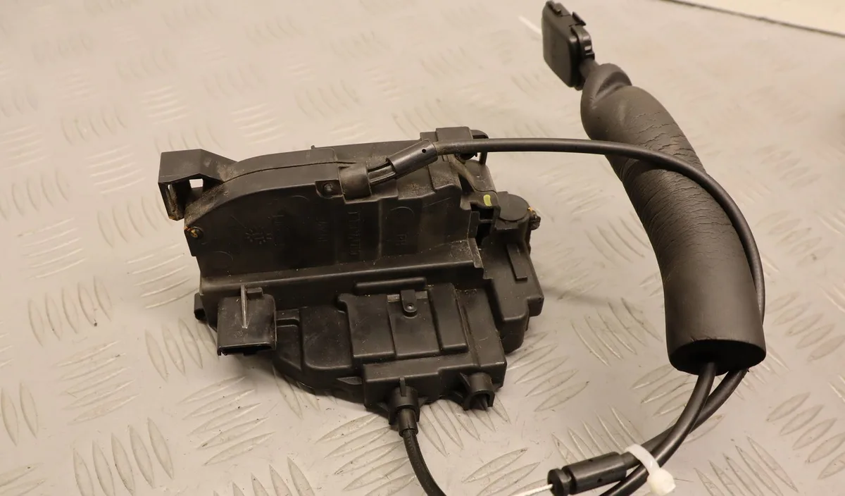 Serrure porte avd Renault MEGANE III 3-5 portes (BZ0-1_, B3_) 2.0 dci (bz0l) (2009-2015) occasion
