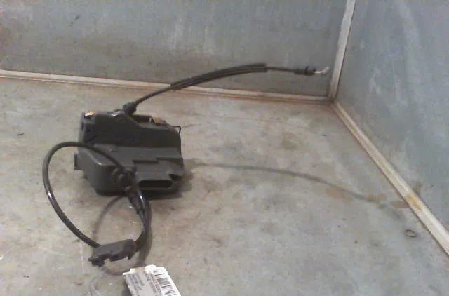 Serrure porte avd RENAULT SCENIC II Phase 1 03-2004--09-2006 occasion