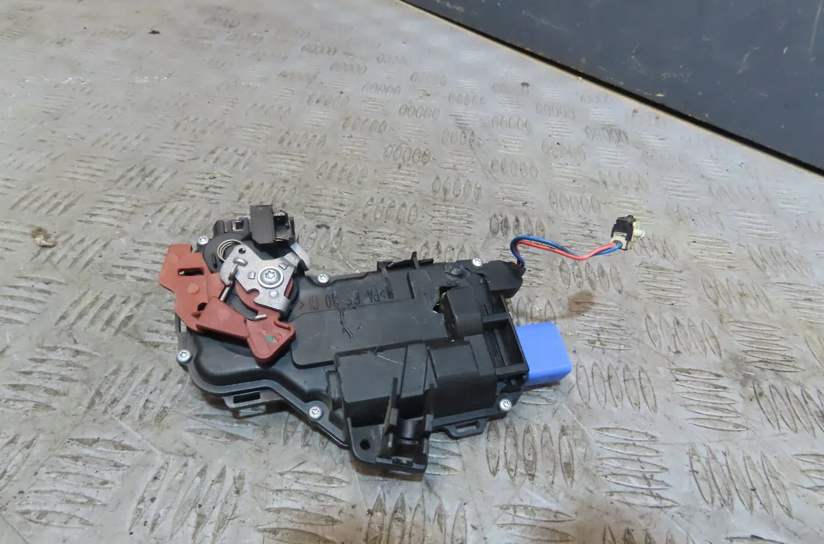 Serrure porte avd Skoda FABIA II Combi (545) 1.9 tdi (2007-2010) occasion
