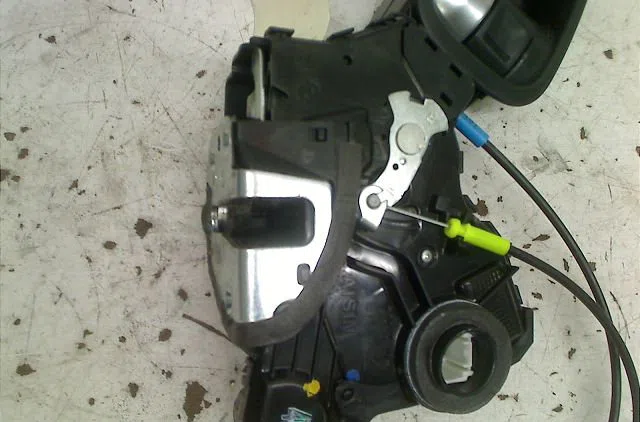 Serrure porte avd Toyota AVENSIS Break (_T27_) 1.6 d4-d (wwt270_) (2015-2018) occasion