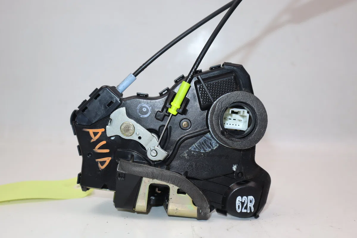 Serrure porte avd Toyota COROLLA (_E12_) 2.0 d-4d (cde120r_, cde120l_) (2002-2006) occasion