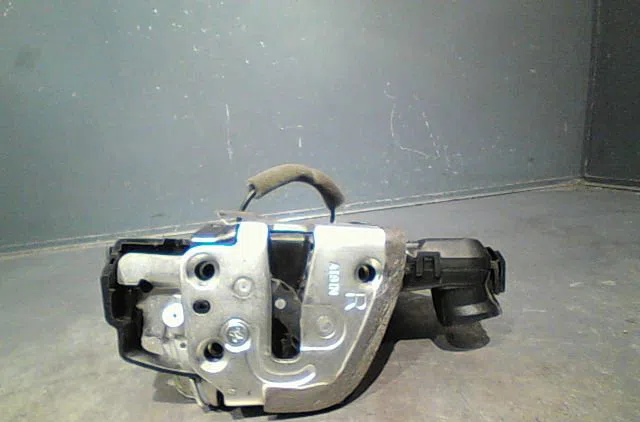 Serrure porte avd Toyota COROLLA Verso (ZER_, ZZE12_, R1_) 2.2 d-4d (aur10_) (2005-2009) 5 portes occasion