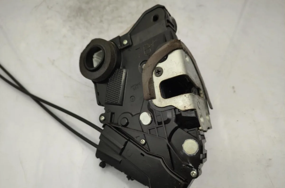 Serrure porte avd TOYOTA YARIS 2 PHASE 1 occasion