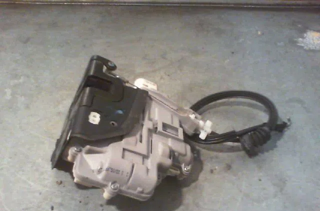 Serrure porte avd VOLKSWAGEN PASSAT 2006 occasion