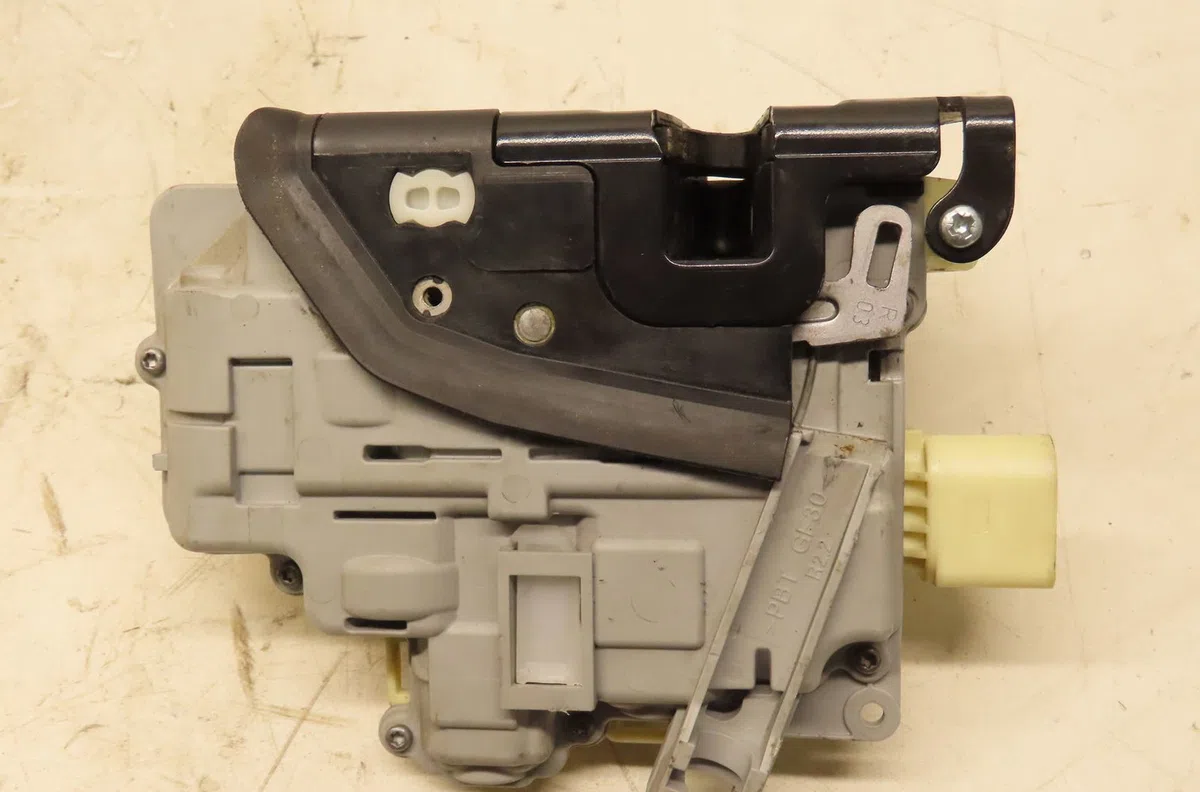 Serrure porte avd Volkswagen PASSAT B6 (3C2) 2.0 tdi 16v (2005-2010) occasion