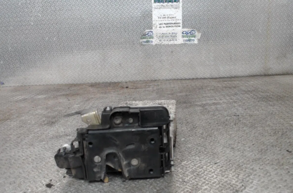 Serrure porte avd Volkswagen POLO (6N2) 1.4 16v (1999-2001) occasion
