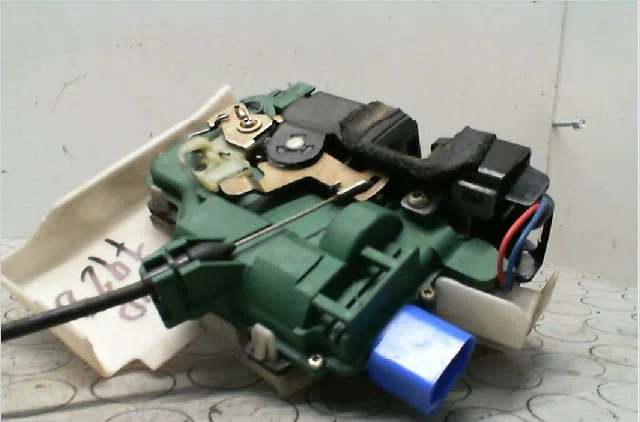 Serrure porte avd Volkswagen POLO (9N_, 9A_) 1.2 12v (2001-2007) 5 portes occasion