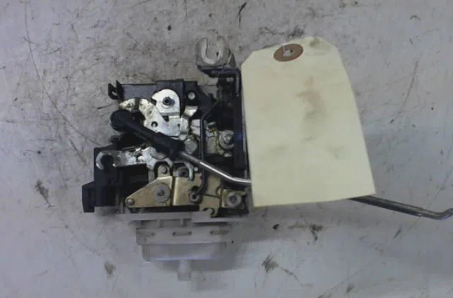 Serrure porte avg AUDI A4 1997 occasion
