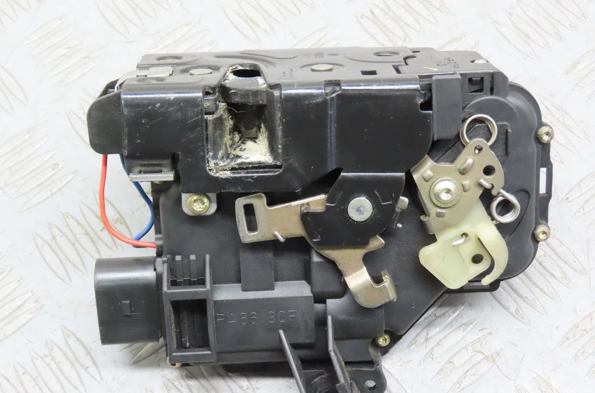 Serrure porte avg Audi A4 B6 (8E2) 2.5 tdi quattro (2000-2004) occasion