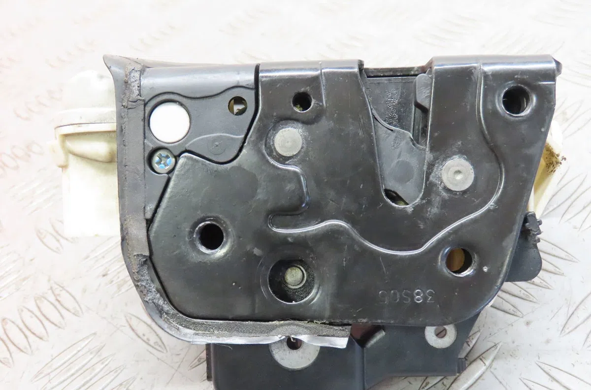 Serrure porte avg Audi A4 B7 (8EC) 2.0 tdi (2004-2008) occasion