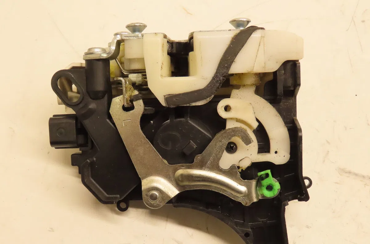 Serrure porte avg Citroen C-CROSSER (VU_, VV_) 2.2 hdi (2007-2012) 5 portes occasion