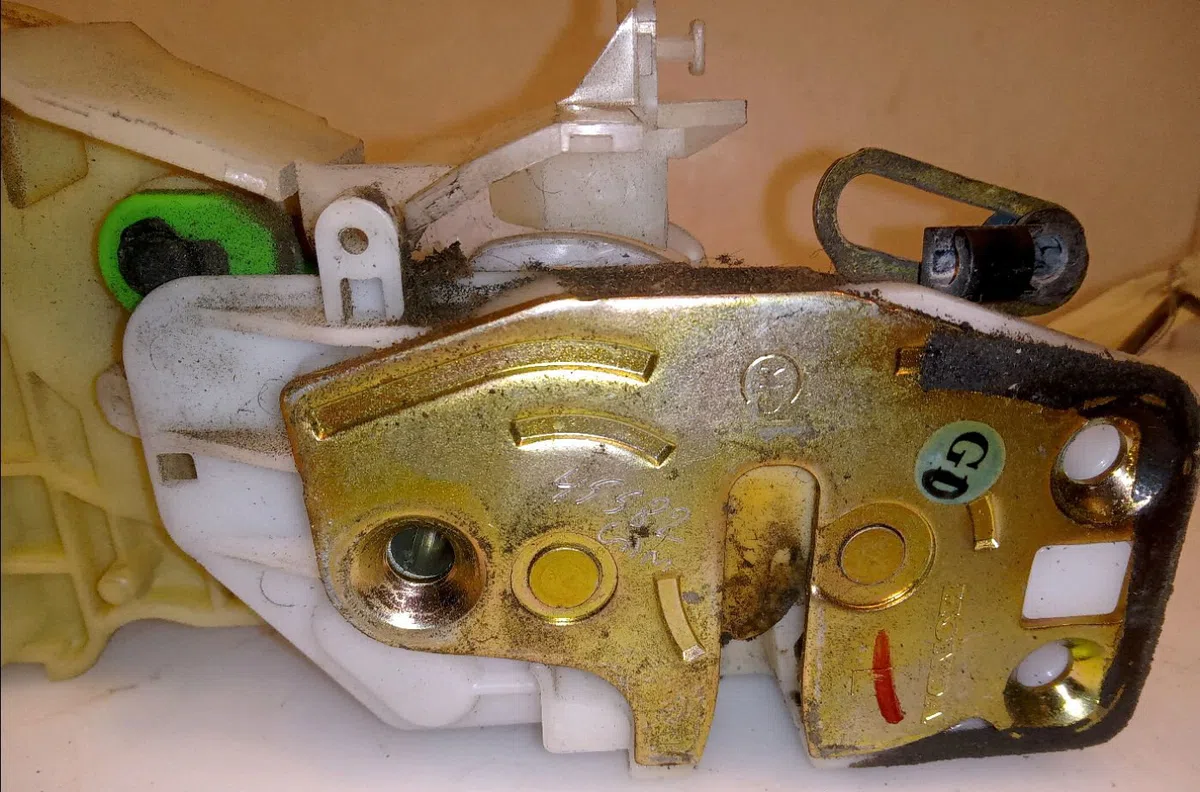 Serrure porte avg Honda CIVIC VII Hatchback (EU, EP, EV) 1.6 i (ep2, eu8, eu6) (2001-2005) occasion
