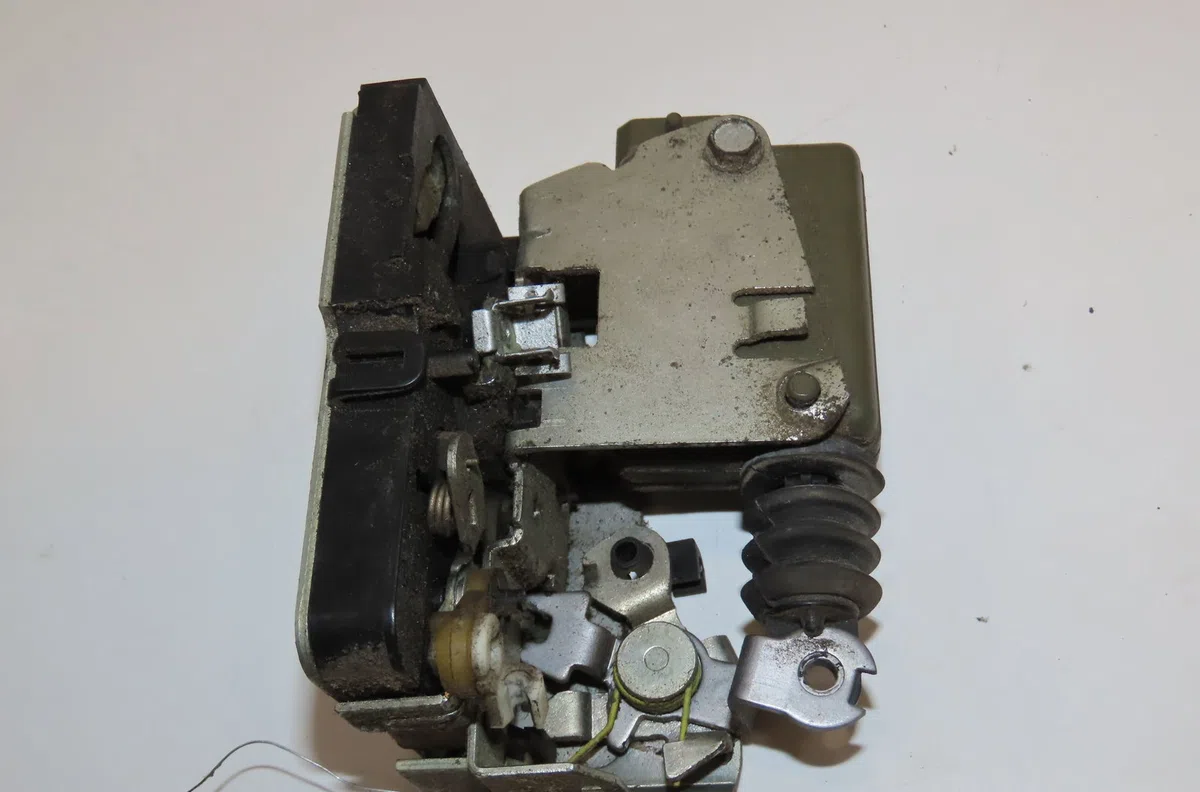 Serrure porte avg Iveco DAILY III Camionnette 35 c 12 v, 35 s 12 v (agka43a2, agkb43a2, agkb46a2,... (2002-2007) occasio