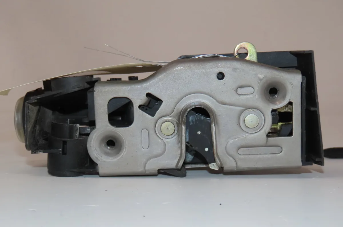 Serrure porte avg Mercedes-benz CLASSE A (W168) A 190 (168.032, 168.132) (1999-2004) occasion