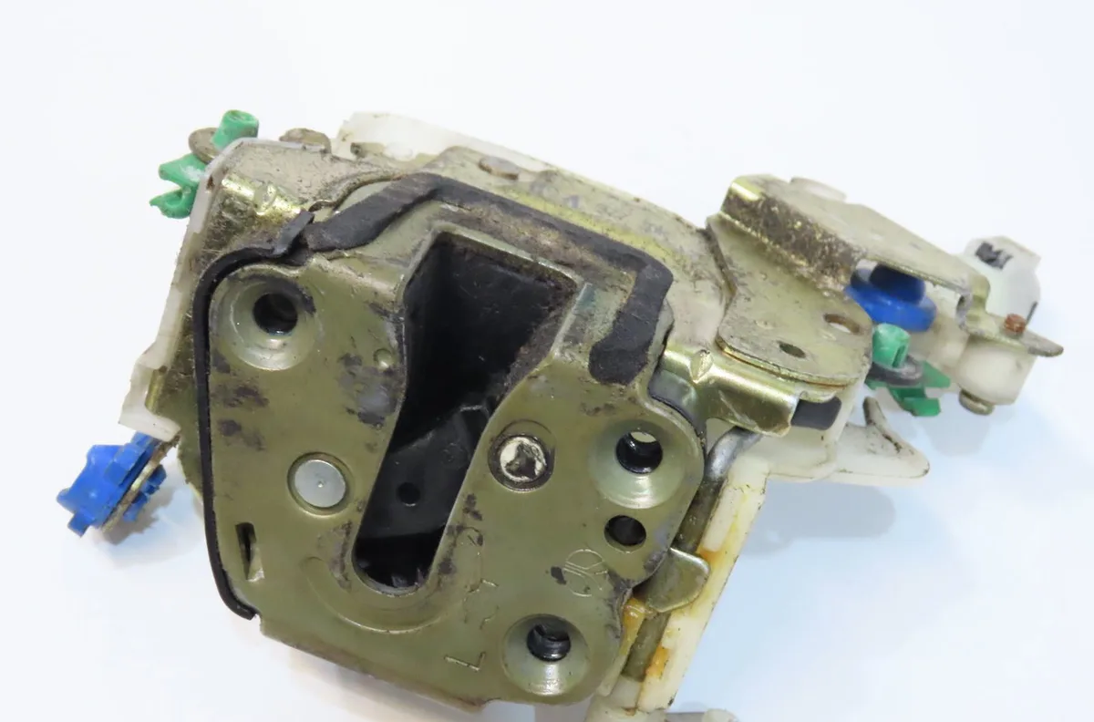 Serrure porte avg Nissan MICRA II (K11) 1.0 i 16v (1992-2000) occasion