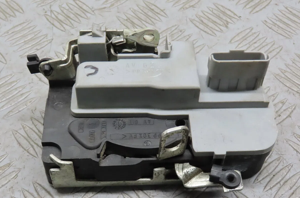 Serrure porte avg Peugeot 206 (2L_, 2M_) 1.4 i (2010-2013) occasion