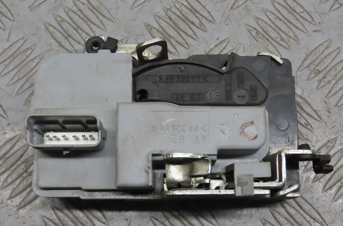 Serrure porte avg Peugeot 206 (2L_, 2M_) 1.4 i (2010-2013) occasion
