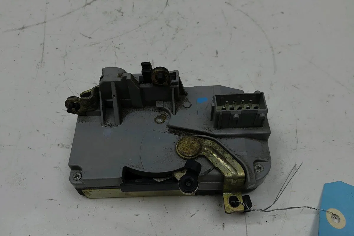 Serrure porte avg Peugeot 406 (8B) 1.9 td (1996-2004) occasion