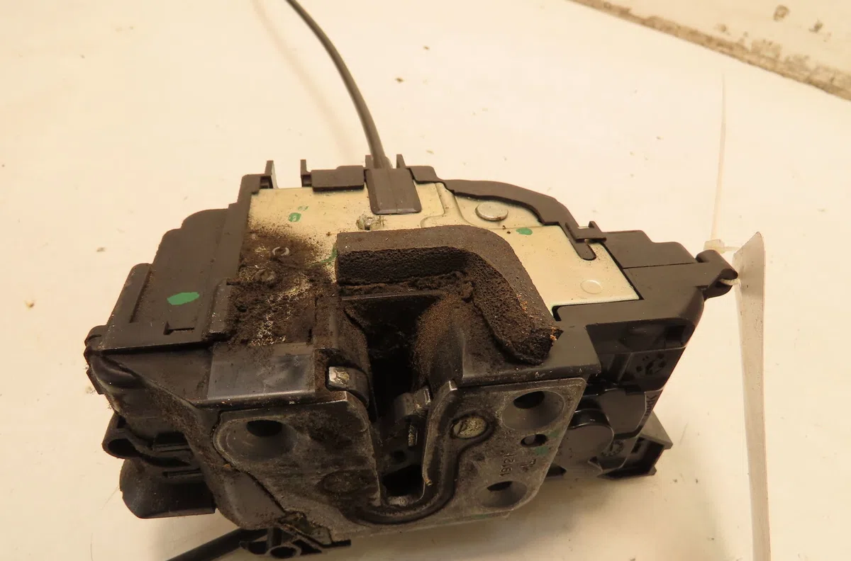 Serrure porte avg Renault CLIO III (BR0-1, CR0-1) 1.2 16v (br02, br0j, br11, cr02, cr0j, cr11) (2005-2014) 5 portes occa