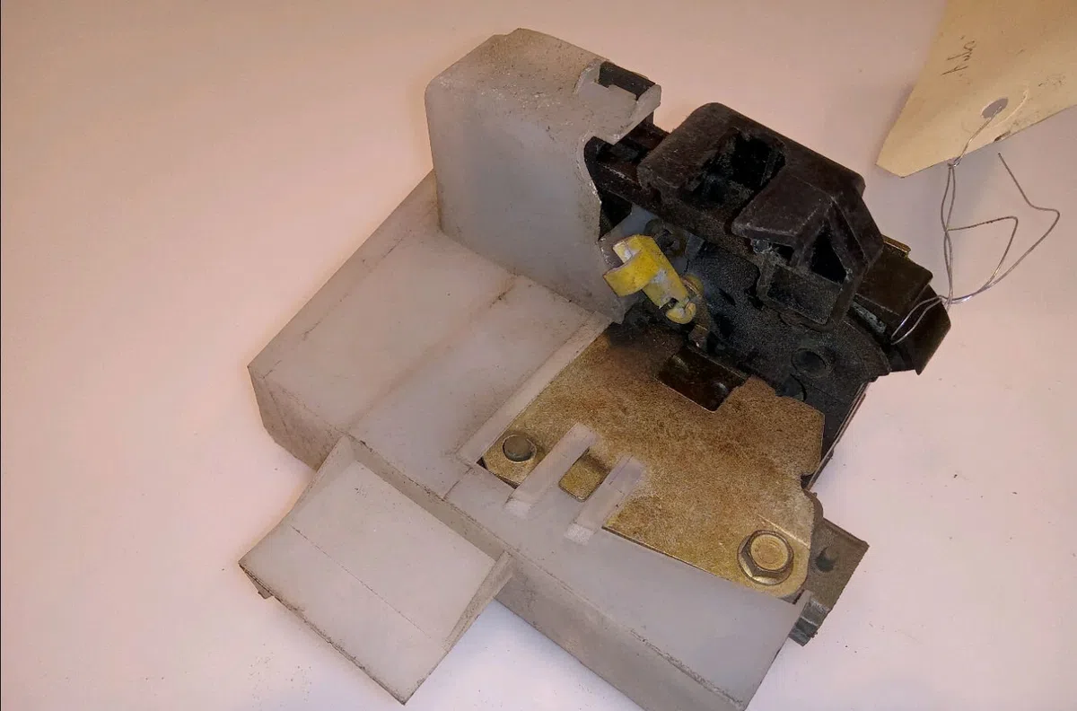 Serrure porte avg Renault MEGANE Scenic (JA0-1_) 1.9 dti (ja0n) (1997-1999) occasion