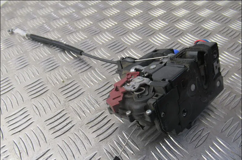 Serrure porte avg Skoda FABIA II Combi (545) 1.4 tdi (2007-2010) occasion
