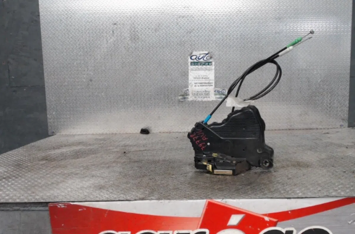 Serrure porte avg TOYOTA AVENSIS 2  AVENSIS 2 PHASE 1 occasion
