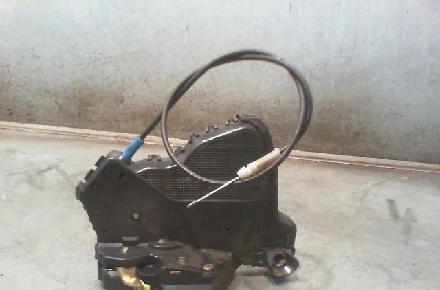 Serrure porte avg TOYOTA AVENSIS 2004 occasion