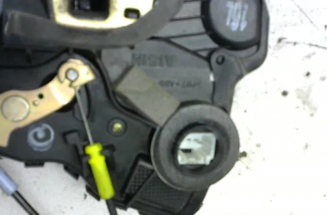 Serrure porte avg Toyota COROLLA (_E12_) 2.0 d-4d (cde120r_, cde120l_) (2002-2006) occasion