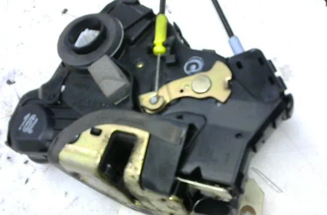 Serrure porte avg Toyota COROLLA (_E12_) 2.0 d-4d (cde120r_, cde120l_) (2002-2006) occasion