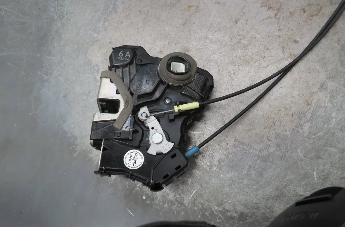 Serrure porte avg TOYOTA RAV4 2002 occasion