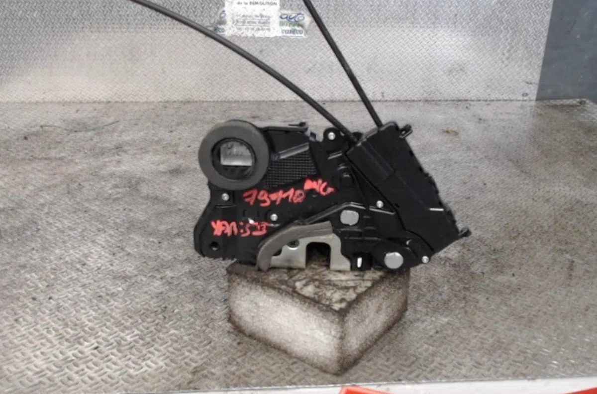 Serrure porte avg TOYOTA YARIS 2  YARIS 2 PHASE 1 occasion