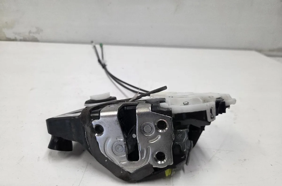 Serrure porte avg TOYOTA YARIS 3 PHASE 2 occasion