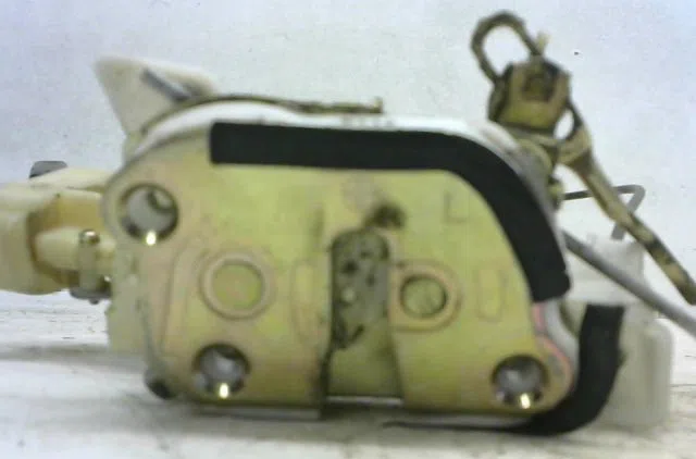 Serrure porte avg TOYOTA YARIS occasion
