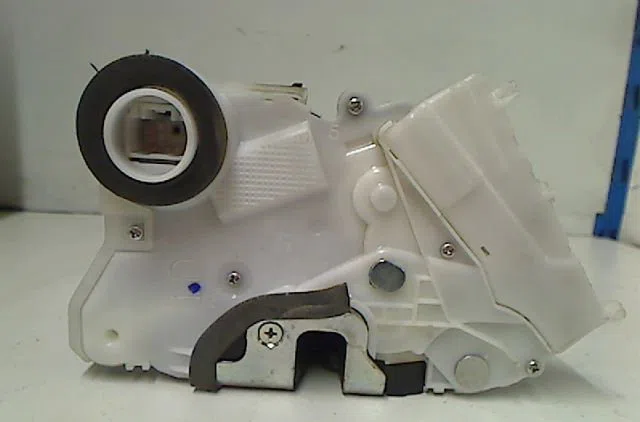 Serrure porte avg TOYOTA YARIS occasion