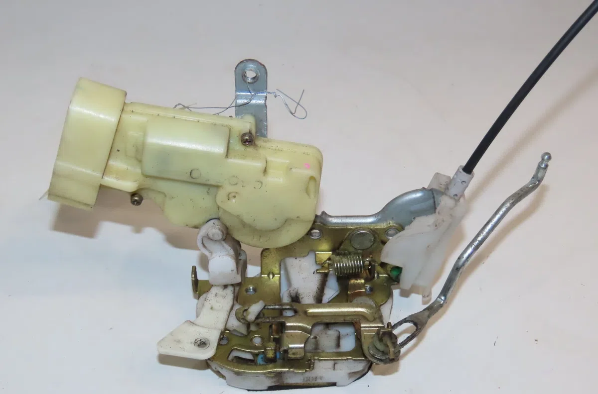 Serrure porte avg Toyota YARIS (_P1_) 1.3 (scp12_, scp13_) (2002-2005) occasion