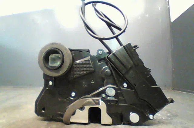 Serrure porte avg Toyota YARIS (_P9_) 1.4 d-4d (nlp90_) (2005-2012) occasion