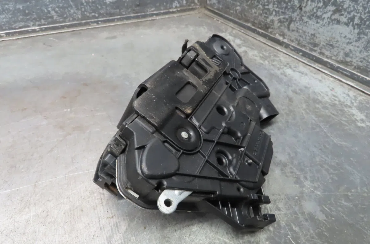 Serrure porte avg Volkswagen SCIROCCO III (137, 138) 2.0 tfsi (2008-2009) occasion
